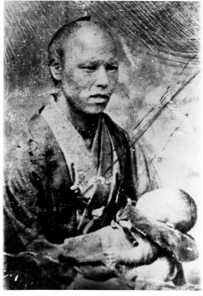 娘、梅子（生後四ヶ月）を抱く父、津田仙の写真（津田塾大学津田梅子資料室所蔵）