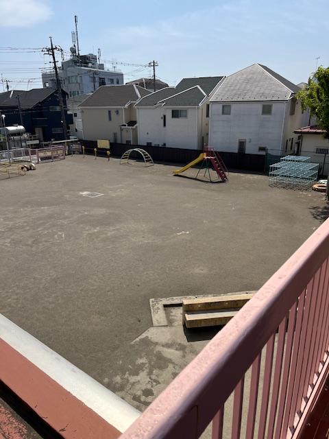 旧津田保育園園庭（2階西側から）