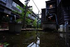 水面に映った建物の写真